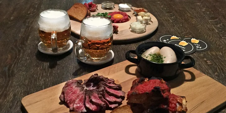 Více než 1 kg masových pochoutek a neomezená konzumace piva pro 2