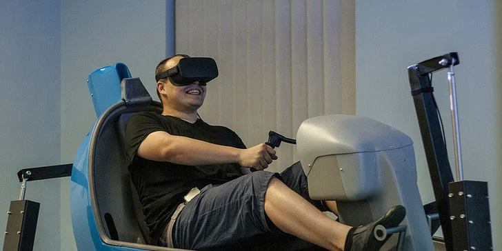 Staň se pilotem helikoptéry: Plně pohyblivý simulátor s 3D brýlemi