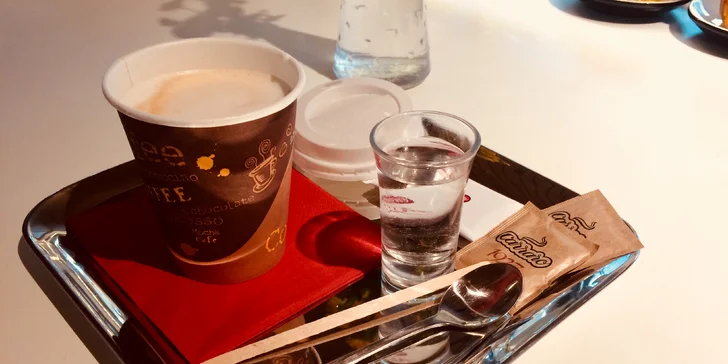 2 horké nápoje do kelímku: svařák, kafe, čaj nebo svařený džus či mošt