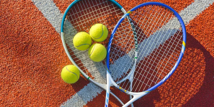 Potrénujte backhand: hodina tenisu v hale nebo přenosné permanentky