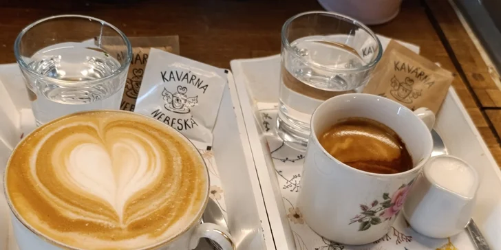 Kromě kávy vás tu bude lákat i široká nabídka čajů, osvěžující domácí limonády a výtečné snídaně. 