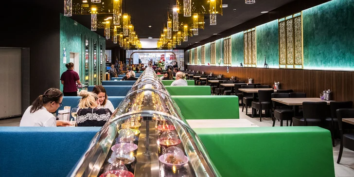 Pás running sushi se rozjíždí denně v restauraci Tenmanya. 