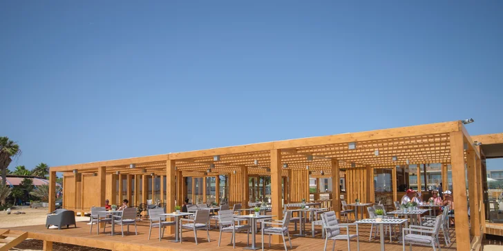  Plážový bar samozřejmě také, ať si užijete drinky i na lehátku.