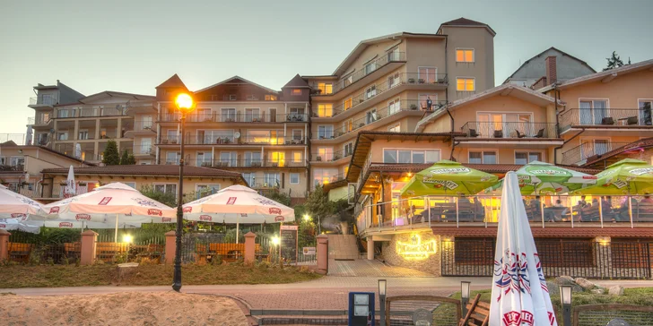 Hotel stojí přímo u jezerní promenády.