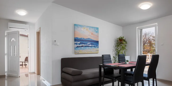 Menší apartmán disponuje samostatnou spálňou s manželskou posteľou, ďalšie dve lôžka sú zabezpečené v obývacej izbe, kde sa nachádza aj plne vybavená kuchynka.