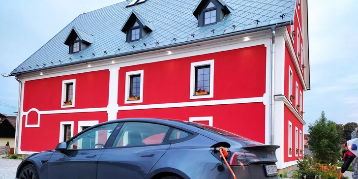Ak prídete autom, využite hotelové parkovisko s nabíjacími stanicami pre elektromobily.
