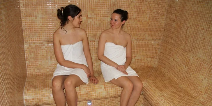 Večer se můžete zašít do parní sauny –⁠ za příplatek i do sauny finské. 