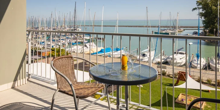 Terasa (izby s výhľadom na Balaton sú za príplatok)