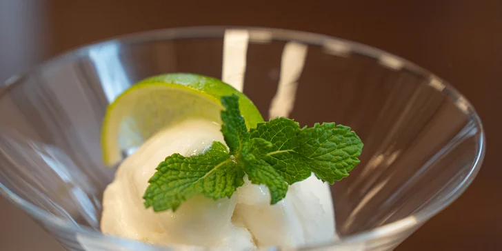  Jako dezert se podává osvěžující limetkový sorbet.
