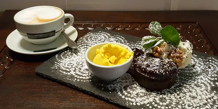 Espresso, cappuccino nebo latté s povidlovými taštičkami nebo fondantem