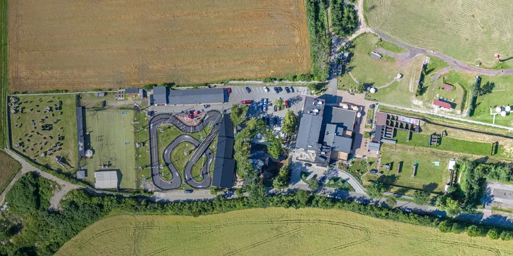 V areálu vám nebude chybět vůbec nic. Najdete tu i motokárovou trať - jízdy máte u vybraných pobytů v ceně.