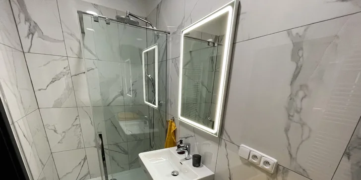 Každý apartmán má koupelnu se sprchou nebo vanou i sprchou. 