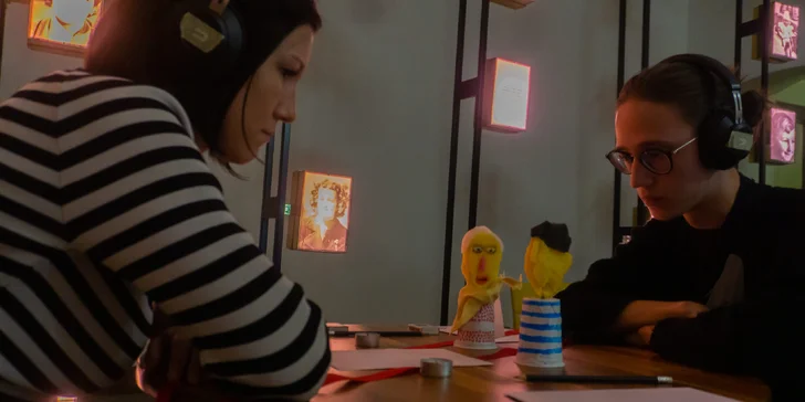 Dostanete na uši sluchátka, přes které k vám putují veškeré instrukce.