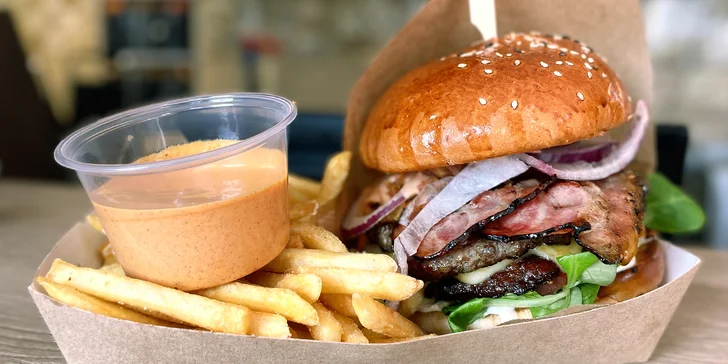 Na výběr máte cheese and bacon nebo double burger. 