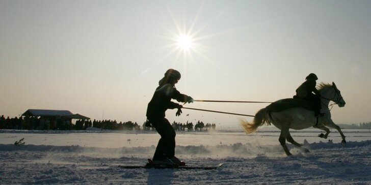 Skijöring: jízda za koněm na vlastních saních, bobech či lyžích pro malé i velké