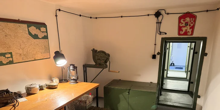 Vo vnútri nájdete matrace, elektrické kúrenie, toaletu a úžitkovú vodu.