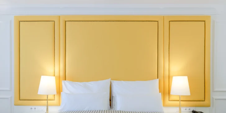 Ve vybavení nechybí konvice a nabídka čajů ani minibar.