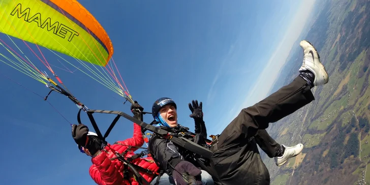 Adrenalin v oblacích: paraglidingový tandemový let se špetkou akrobacie