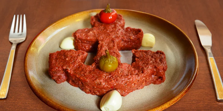 Půlkilový tatarák a hromada topinek v restauraci Plachetnice