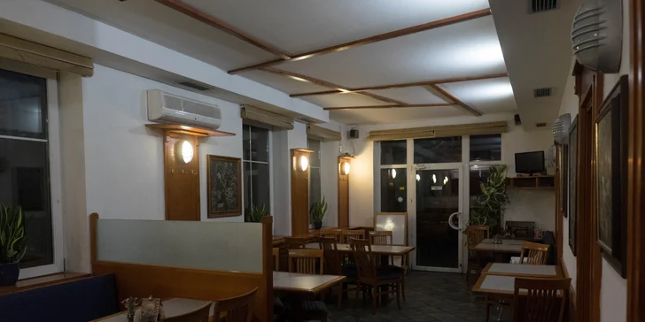 Dva prémiové hovězí steaky chuck tender s omáčkou a hranolky/bramborami