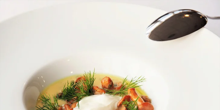 Novoroční degustační menu podávané ve střešní restauraci s výhledem