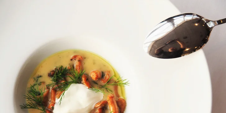 Novoroční degustační menu podávané ve střešní restauraci s výhledem