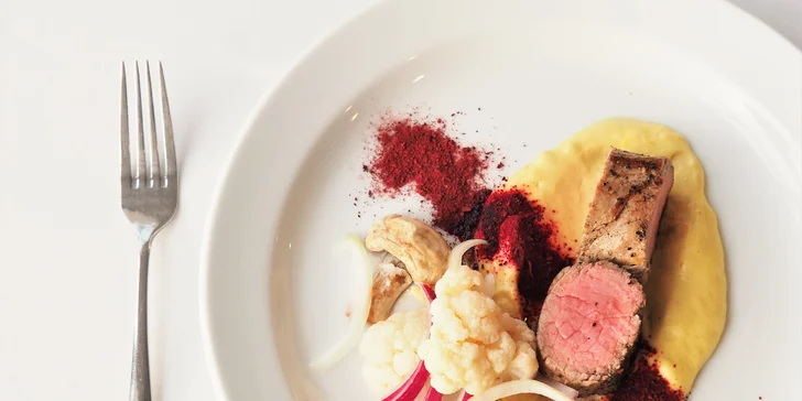 Novoroční degustační menu podávané ve střešní restauraci s výhledem