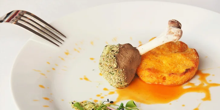 Novoroční degustační menu podávané ve střešní restauraci s výhledem