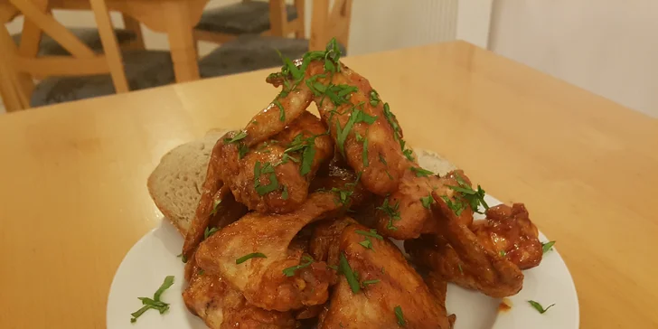 Kilo kuřecích křidélek marinovaných v BBQ omáčce pro dva jedlíky