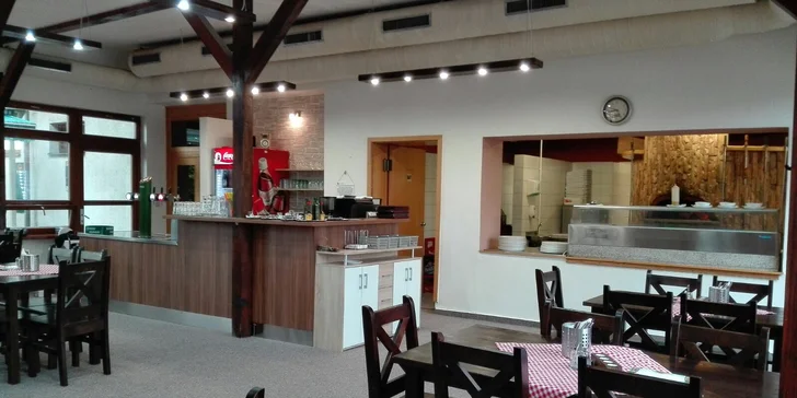 Dvě libovolné pizzy s průměrem 35 cm čerstvě vytažené z pece na dřevo