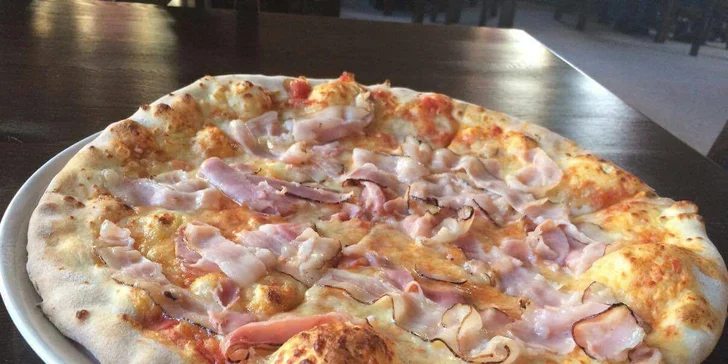 Dvě libovolné pizzy s průměrem 35 cm čerstvě vytažené z pece na dřevo