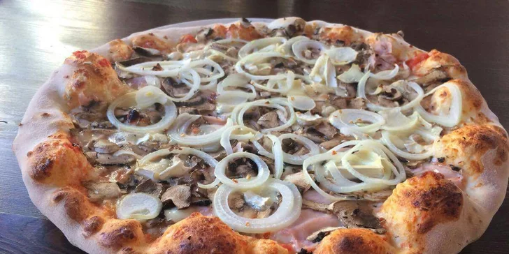 Dvě libovolné pizzy s průměrem 35 cm čerstvě vytažené z pece na dřevo