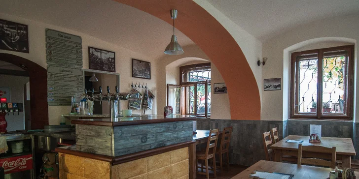 200 g přírodní krkovice s fazolkami, slaninou a cibulí
