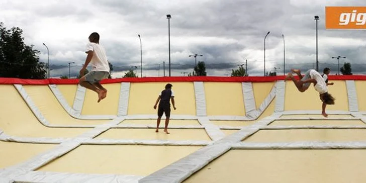 40 Kč za DVA vstupy na GIGA trampolínu v Českých Budějovicích. Proskákejte se ke štíhlé postavě a dobré náladě s 50% slevou.