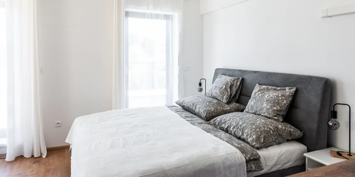 Jednopokojové apartmány disponují terasou.