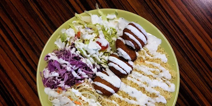 Vegetariánský talíř s falafelem nebo kebab s tureckým chlebem