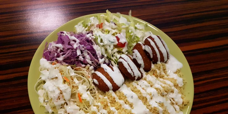 Vegetariánský talíř s falafelem nebo kebab s tureckým chlebem