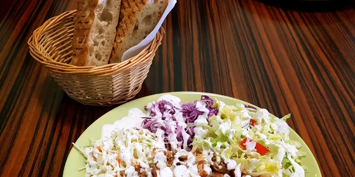Vegetariánský talíř s falafelem nebo kebab s tureckým chlebem