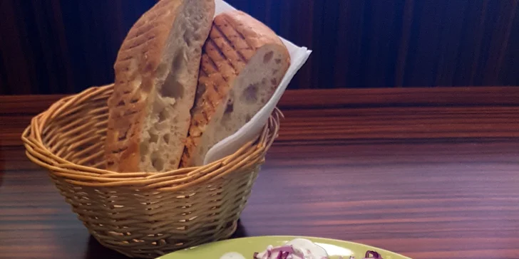 Vegetariánský talíř s falafelem nebo kebab s tureckým chlebem