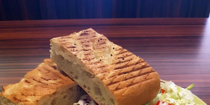 Vegetariánský talíř s falafelem nebo kebab s tureckým chlebem