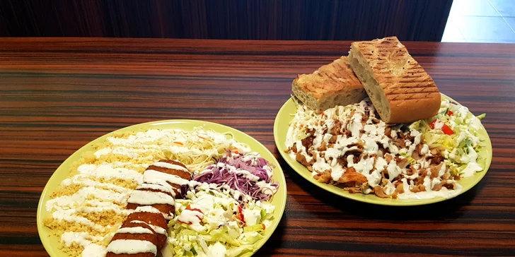 Vegetariánský talíř s falafelem nebo kebab s tureckým chlebem