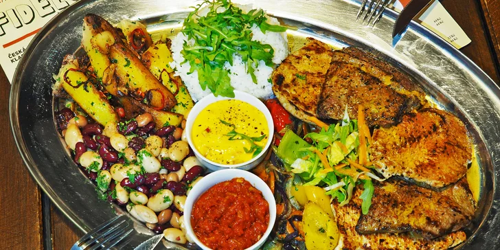 Kubánské menu pro dva: rajčatová polévka, grilované maso i vanilkový flán