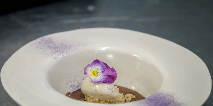 Novoroční degustační menu podávané ve střešní restauraci s výhledem