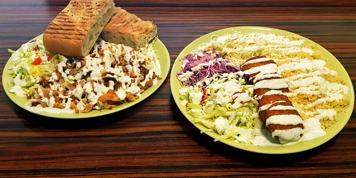 Vegetariánský talíř s falafelem nebo kebab s tureckým chlebem