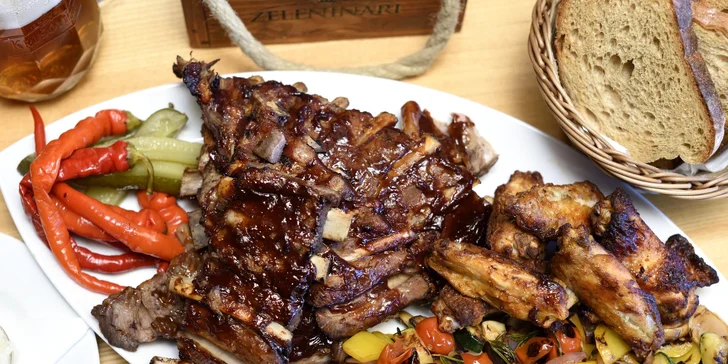 1000g Pečených bravčových BBQ rebierok v pivnej marináde, 300g Chrumkavých marínovaných kuracích krídelok, 300g Grilovaná zelenina s čerstvým tymiánom a cesnakom, 200g Chlieb, Baranie rohy, kyslé uhorky, BBQ omáčka, Horčica, Chren, 2 x Nápoj