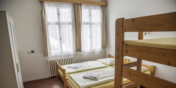 Zimní pohoda v klasické horské chatě se snídaní blízko sjezdovek ve Špindlu