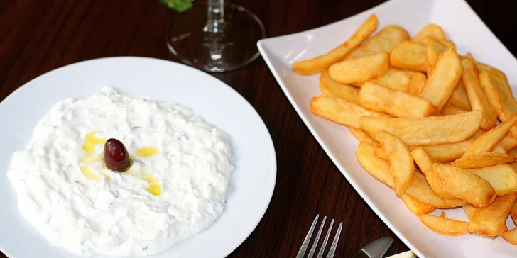 Řecké speciality pro 2 osoby: masové nebo sýrové plato, dezerty i víno