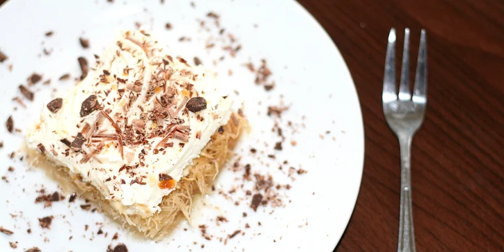 Řecké speciality pro 2 osoby: masové nebo sýrové plato, dezerty i víno