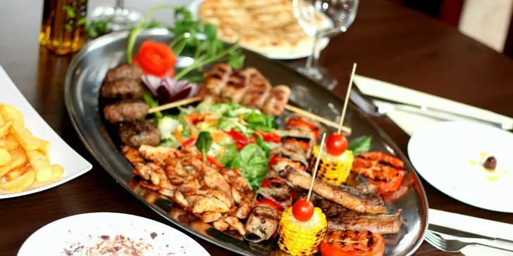 Řecké speciality pro 2 osoby: masové nebo sýrové plato, dezerty i víno