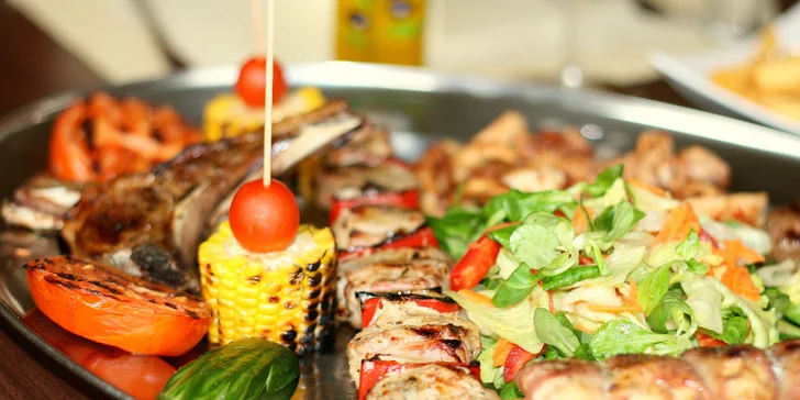 Degustační řecké menu pro dva: masové plato Delphi plné specialit a další dobroty